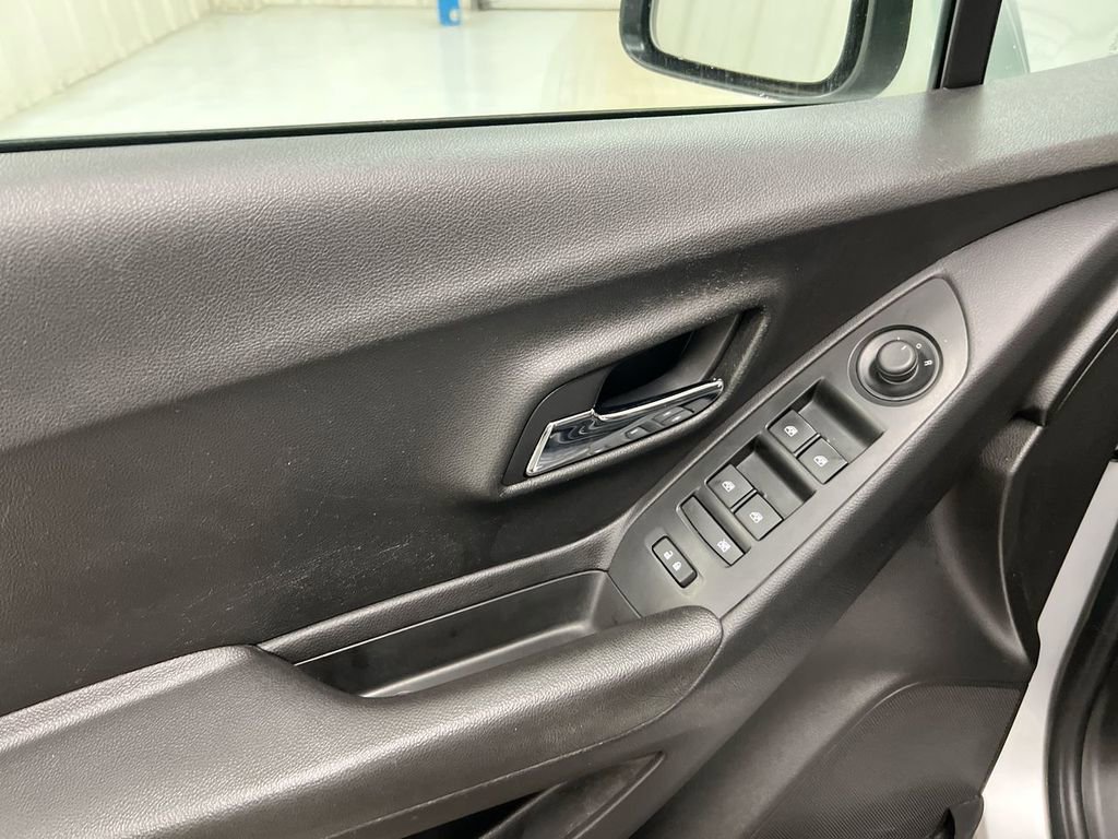 Used 2018 Chevrolet Trax LT w/ LT Convenience Package image 20