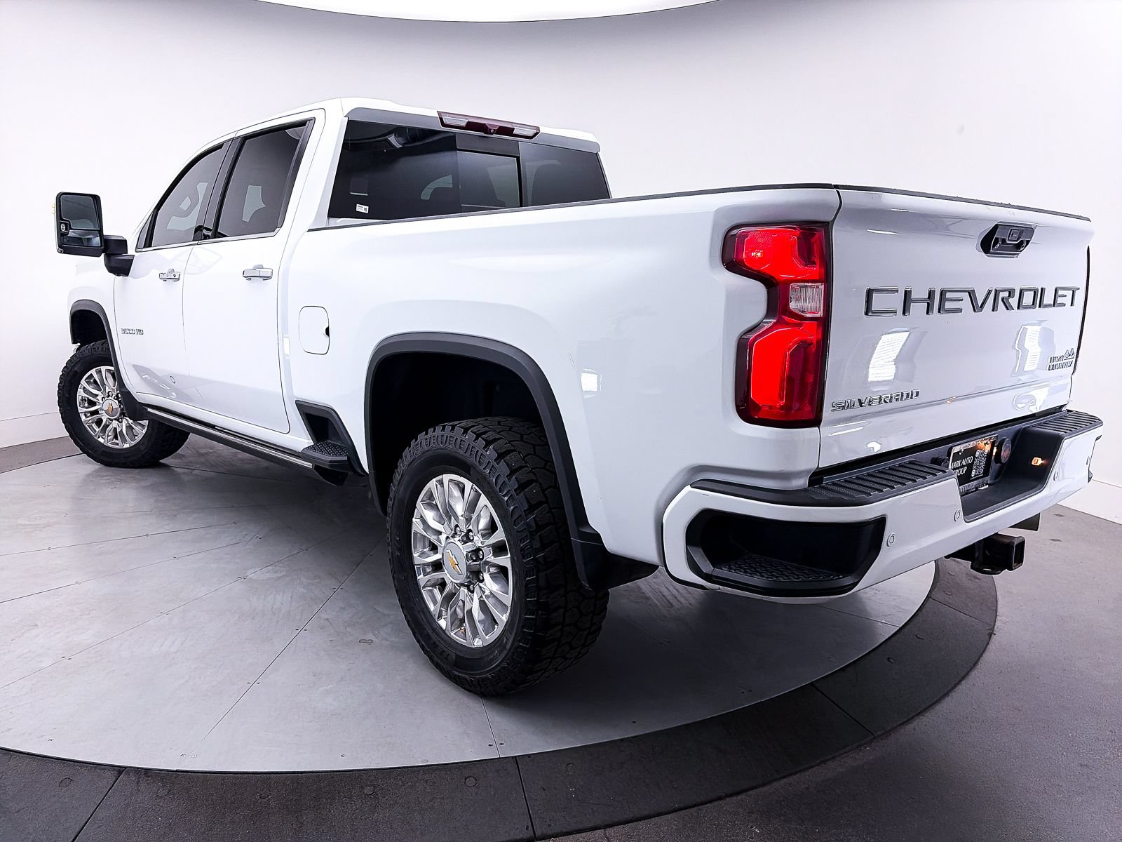 Used 2022 Chevrolet Silverado 3500 High Country w/ Safety Package II AWD/4WD image 3