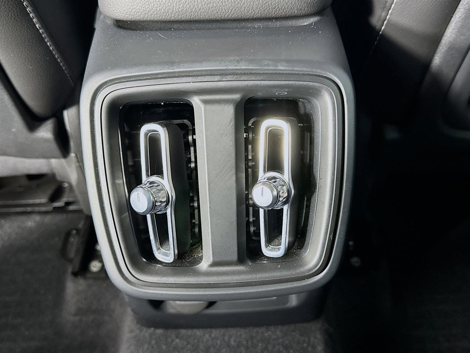 Used 2023 Volvo XC40 B5 Plus w/ Protection Package Premier AWD/4WD image 27