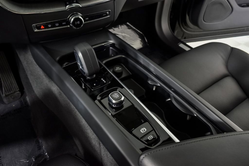 Certified 2025 Volvo XC60 B5 Plus image 18