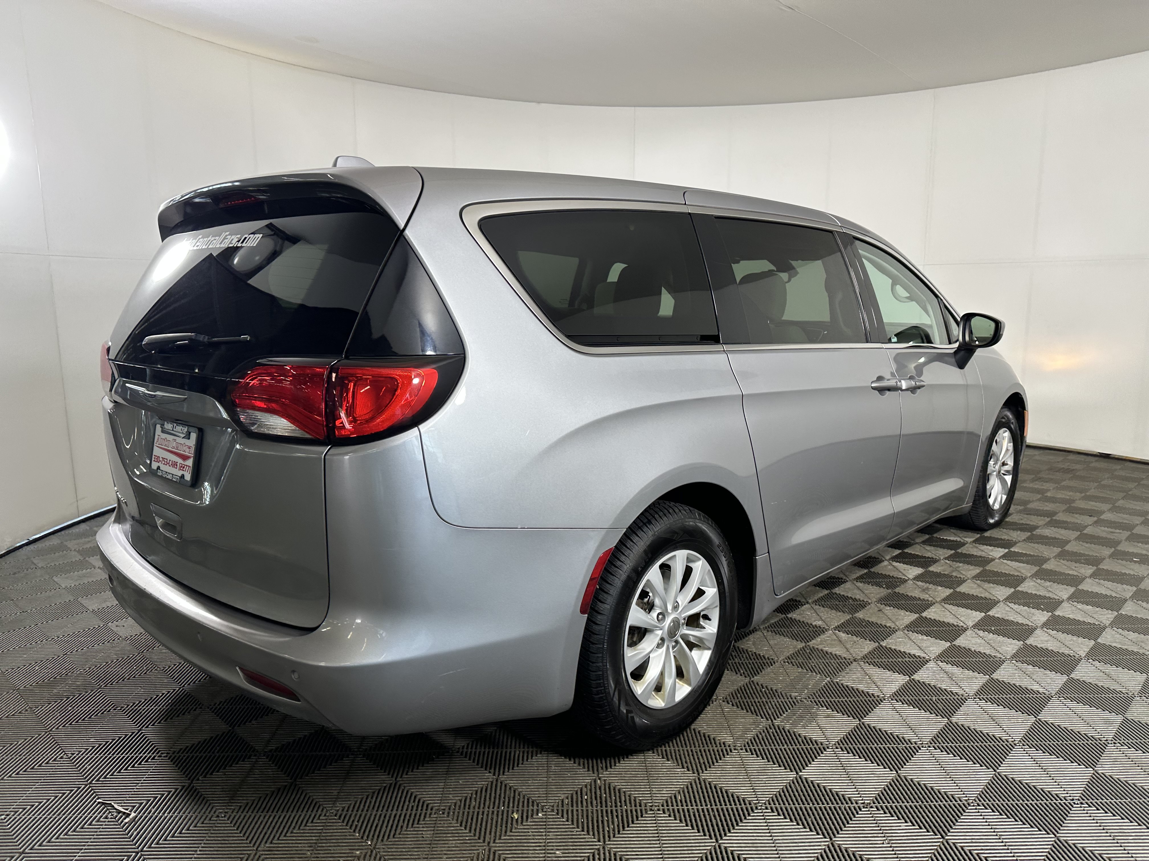 Used 2017 Chrysler Pacifica Touring w/ Tire & Wheel Group FWD image 6