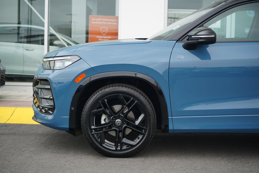 New 2026 Volkswagen Tiguan SE R-Line FWD image 2