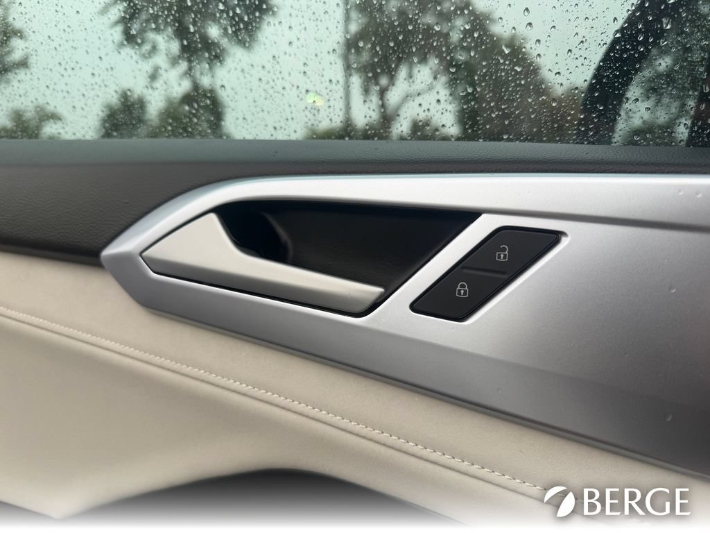 Used 2025 Volkswagen Taos SE FWD image 16