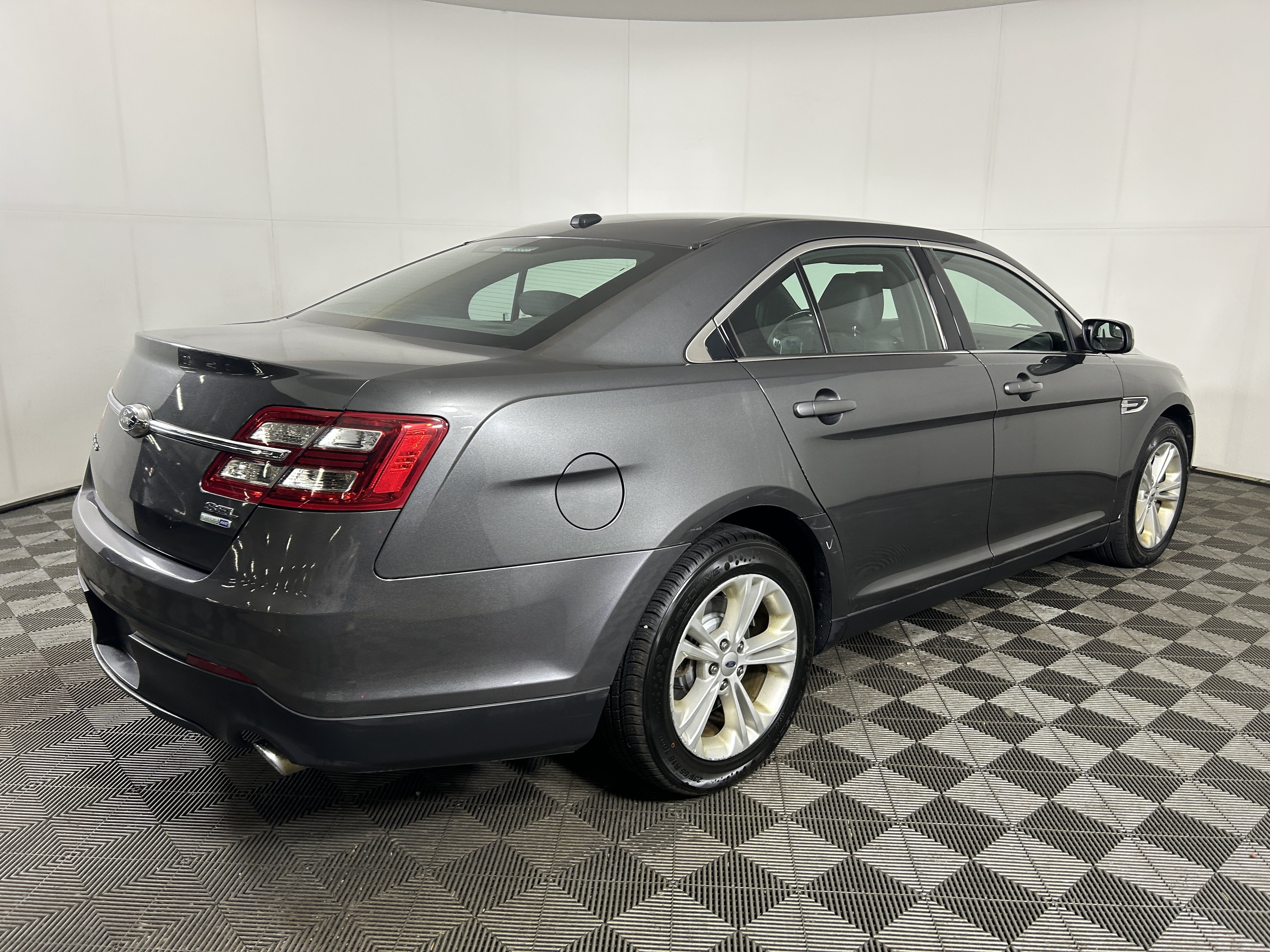 Used 2015 Ford Taurus SEL AWD/4WD image 5