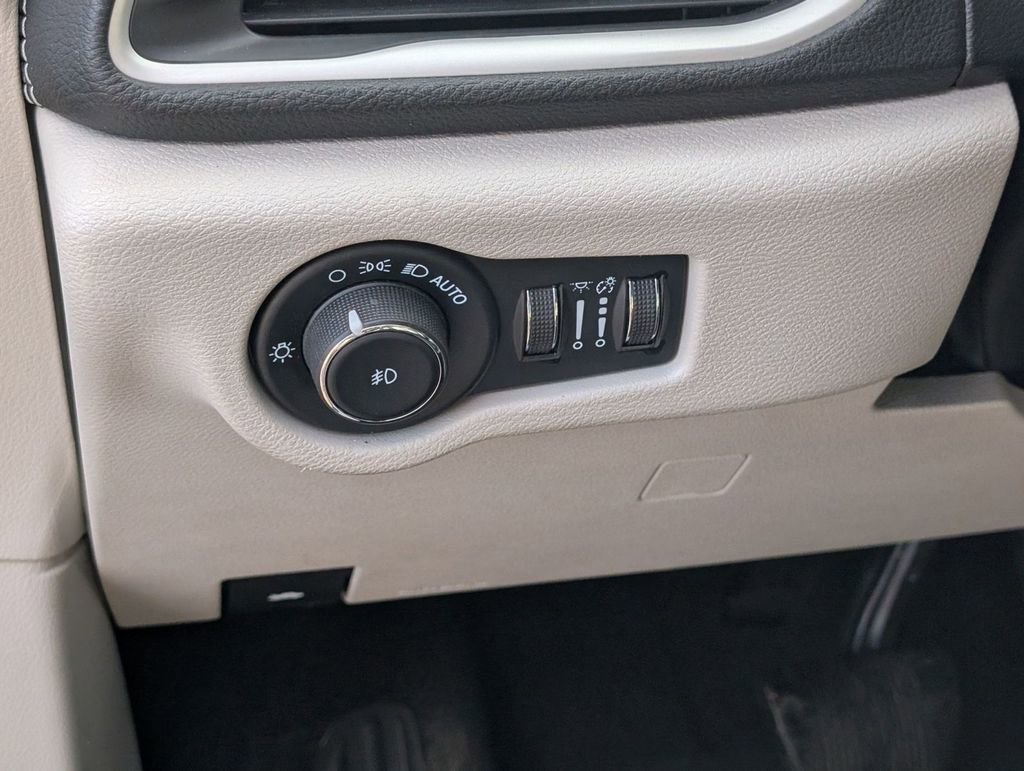 Used 2023 Chrysler Pacifica Touring-L image 39