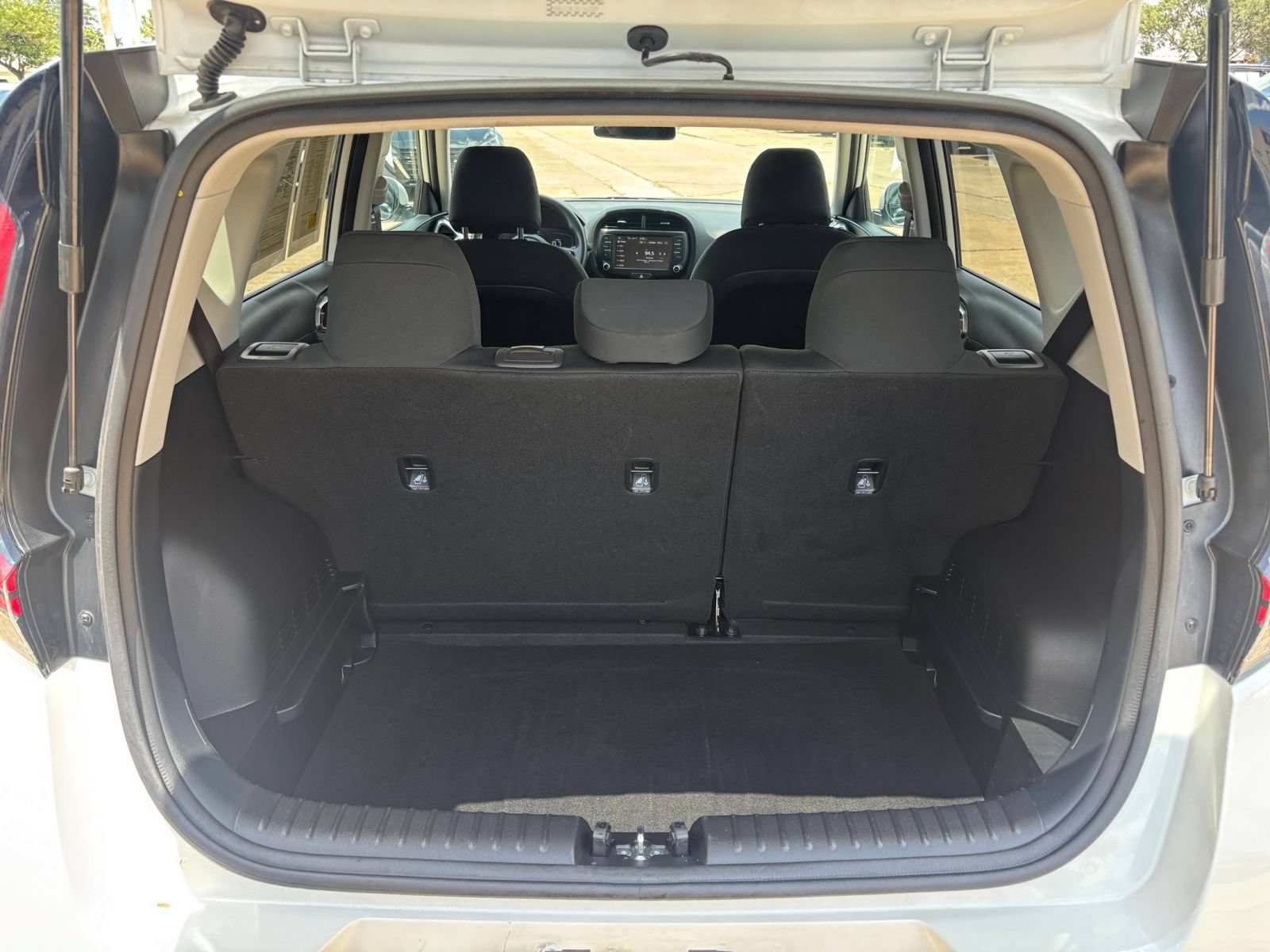 Used 2025 Kia Soul LX w/ LX Technology Package FWD image 29