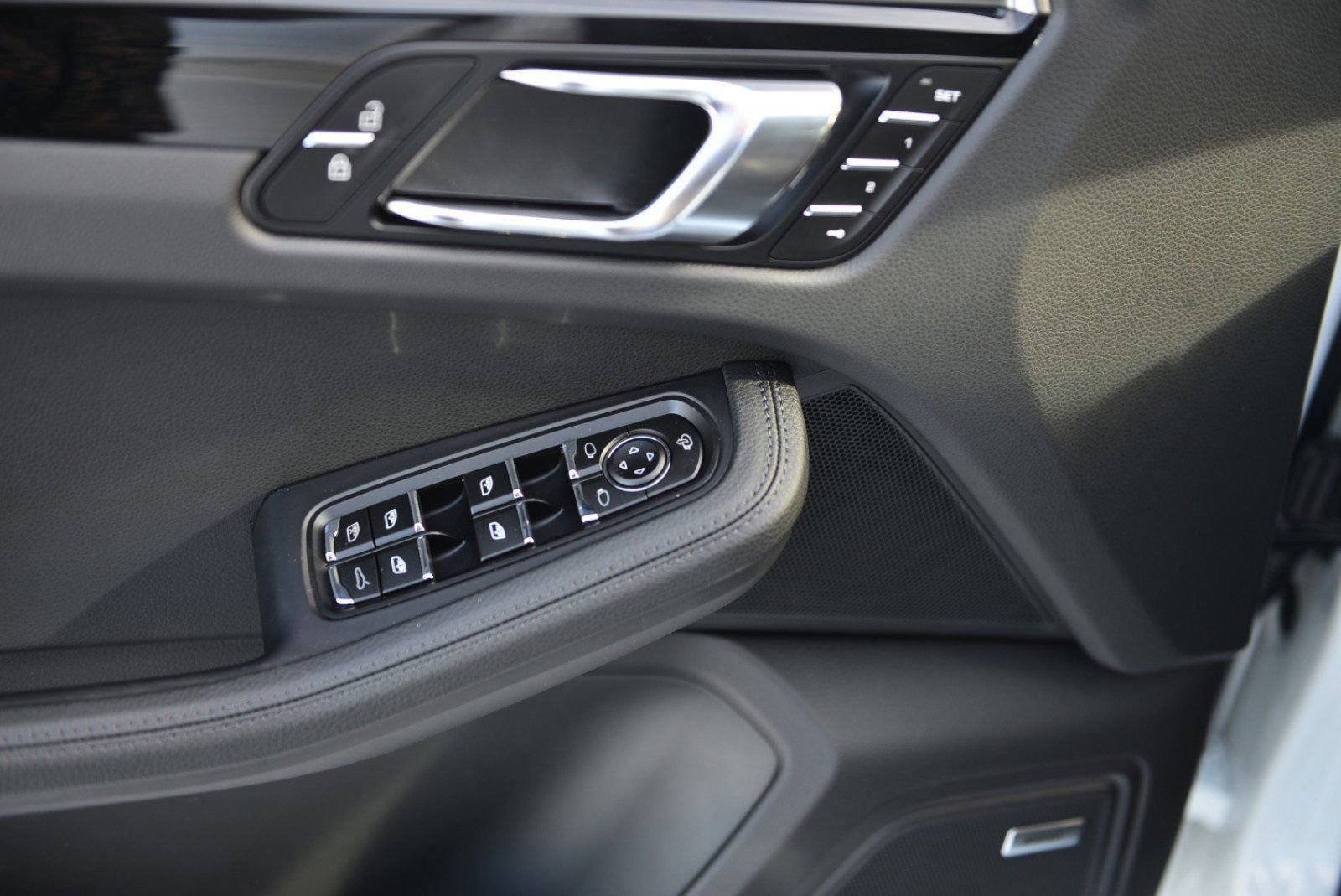 Used 2025 Porsche Macan image 30