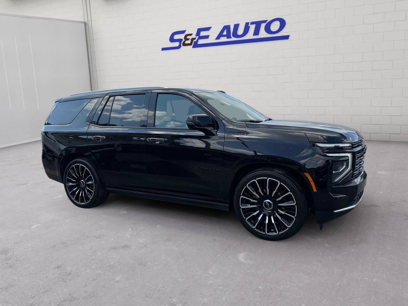 Used 2025 Chevrolet Tahoe High Country AWD/4WD image 6