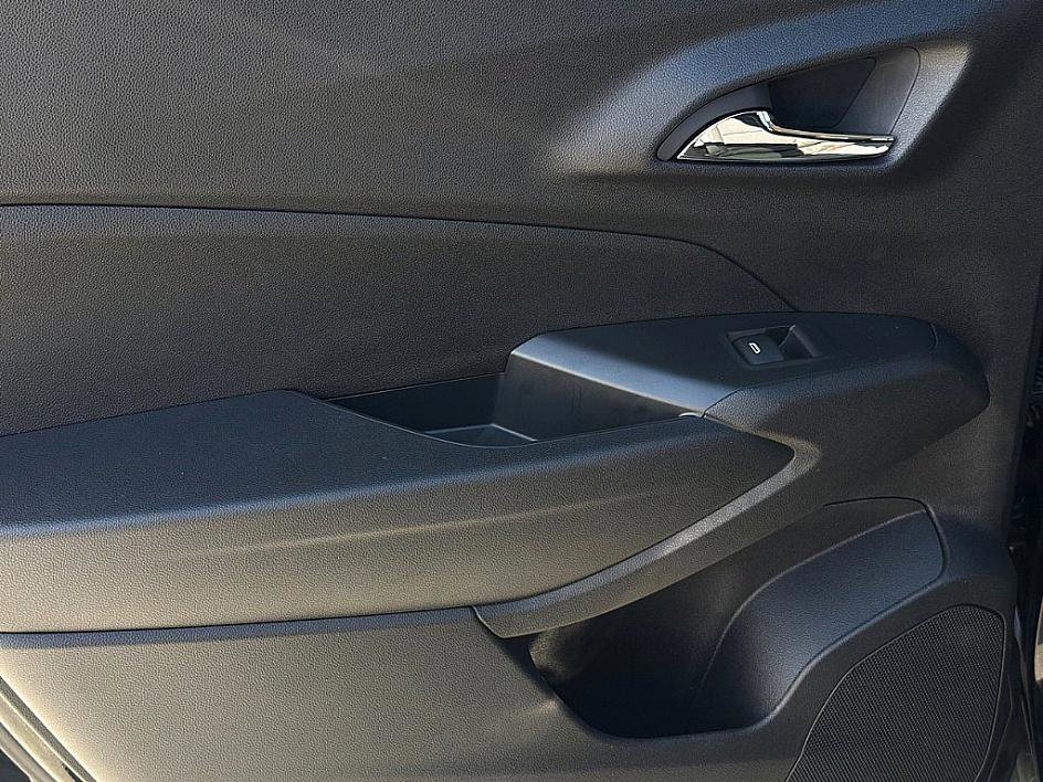 Used 2025 Chevrolet Trax LT image 8