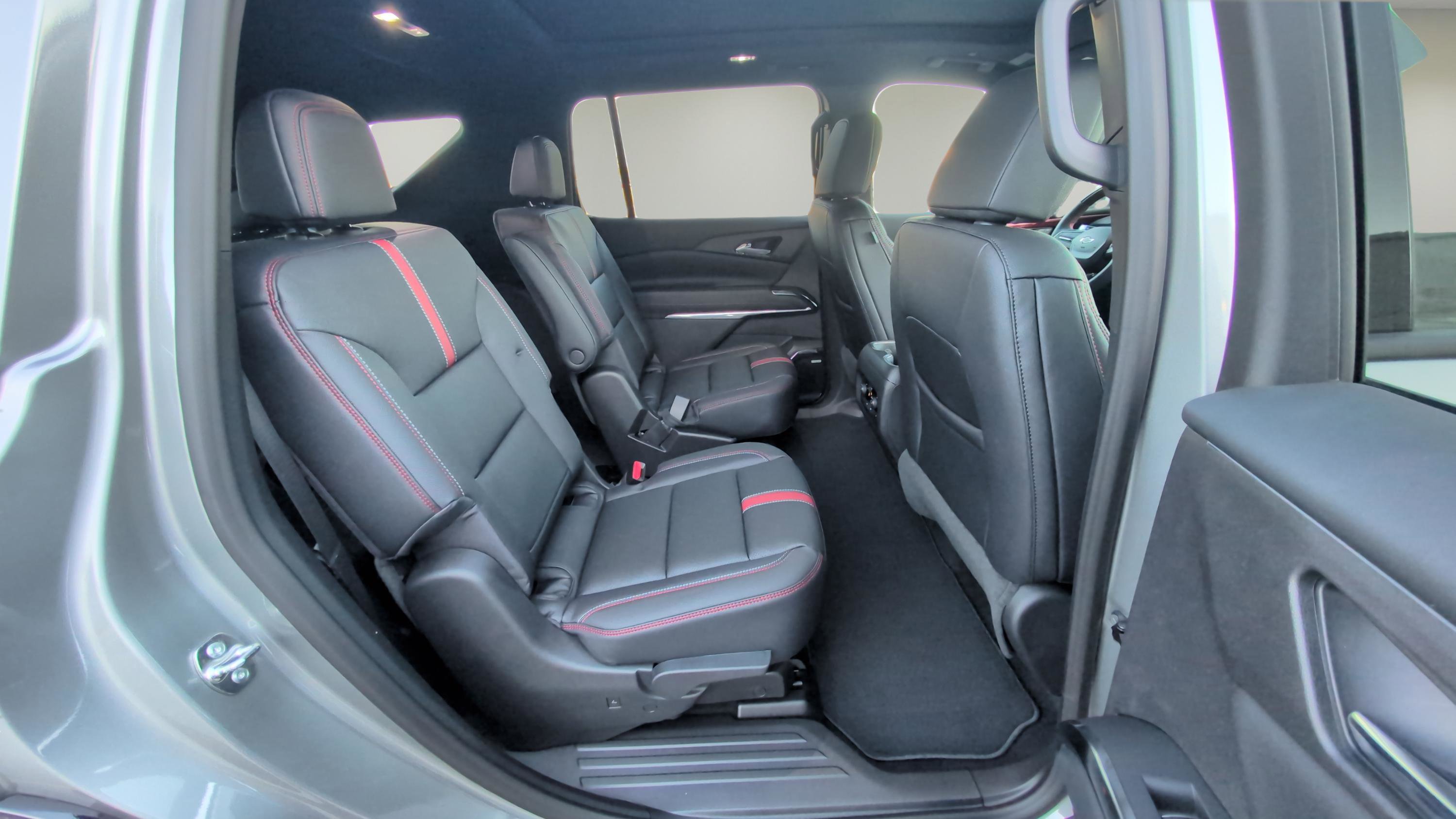Used 2026 Chevrolet Traverse RS FWD image 13