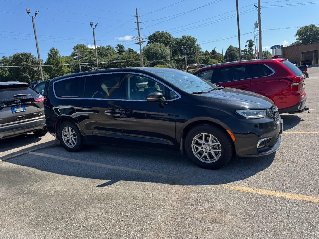 Used 2024 Chrysler Pacifica Touring-L FWD image 8