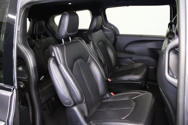 Used 2019 Chrysler Pacifica Touring-L w/ S Appearance Package FWD image 23