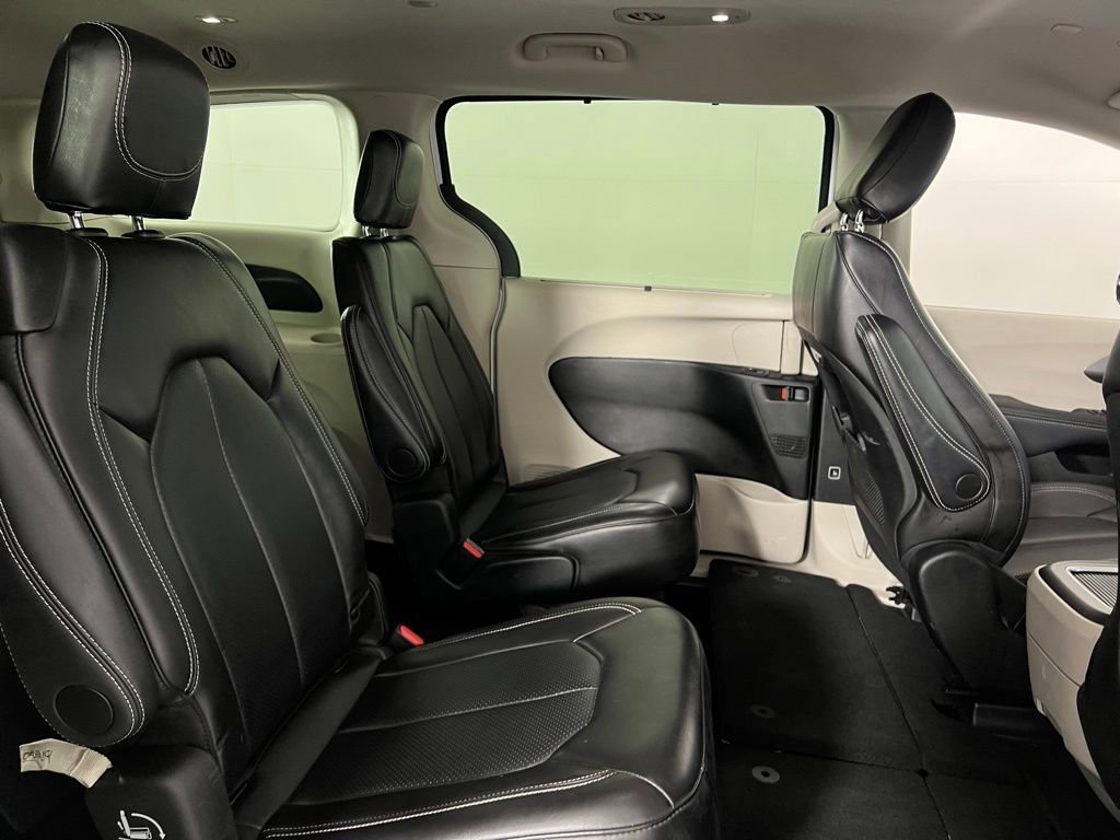 Used 2024 Chrysler Pacifica Touring-L image 32