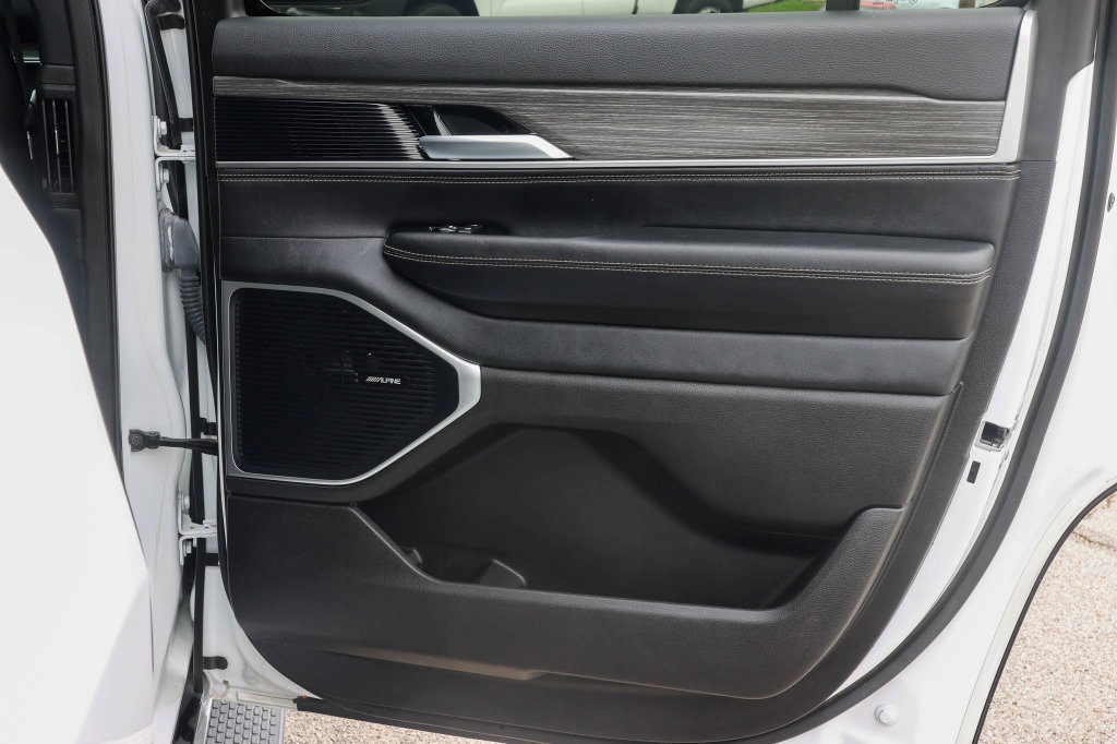 Used 2024 Jeep Wagoneer Series II w/ Flexible Seating Group RWD image 18