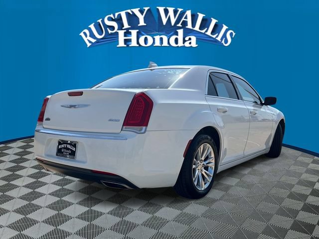 Used 2019 Chrysler 300 Touring w/ Driver Convenience Group RWD image 2