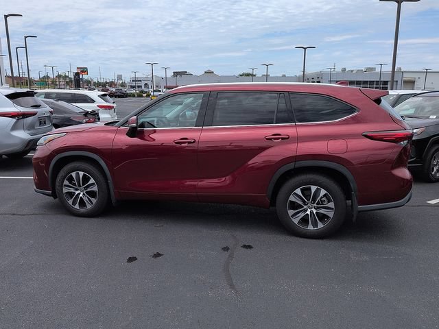 Used 2020 Toyota Highlander XLE AWD/4WD image 4
