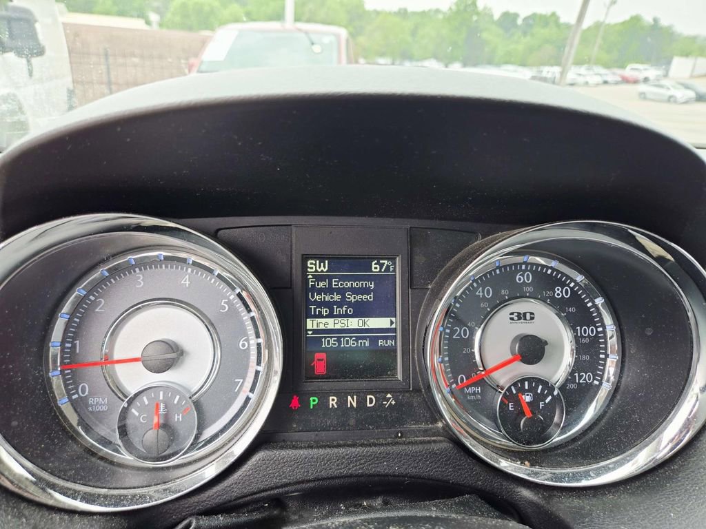 Used 2014 Chrysler Town & Country Touring-L FWD image 11