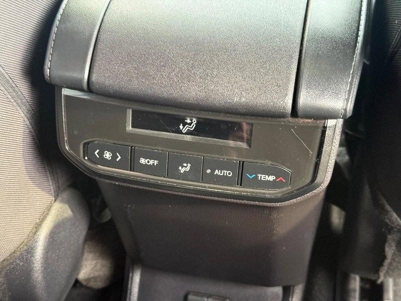 Used 2024 Toyota Highlander LE image 17