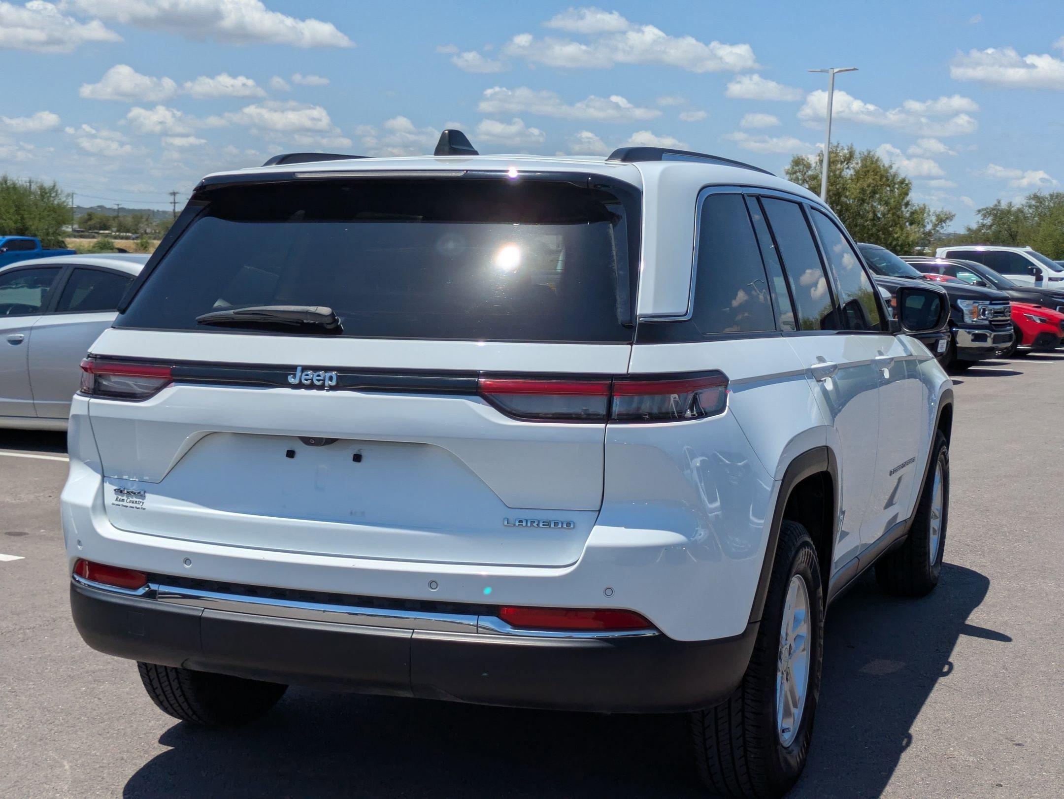 Used 2023 Jeep Grand Cherokee Laredo image 3