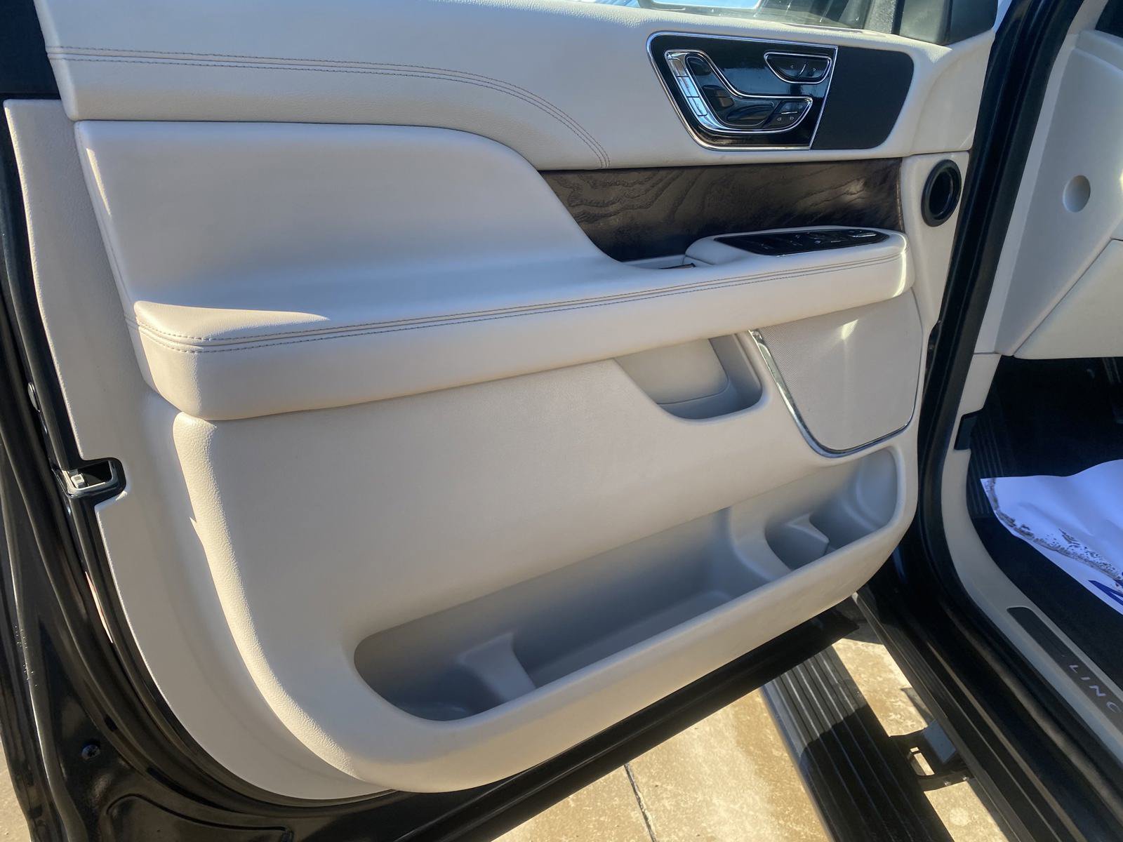 Used 2021 Lincoln Navigator L Reserve AWD/4WD image 4
