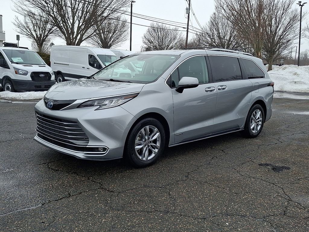 Used 2021 Toyota Sienna Limited image 6