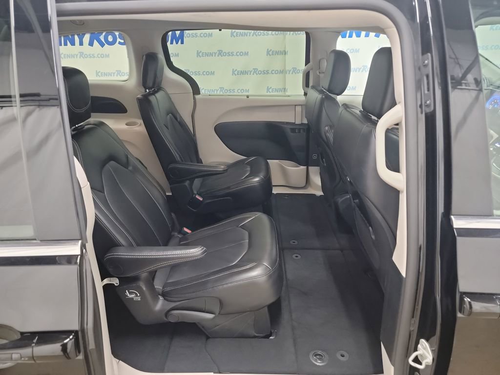 Used 2024 Chrysler Pacifica Touring-L image 12