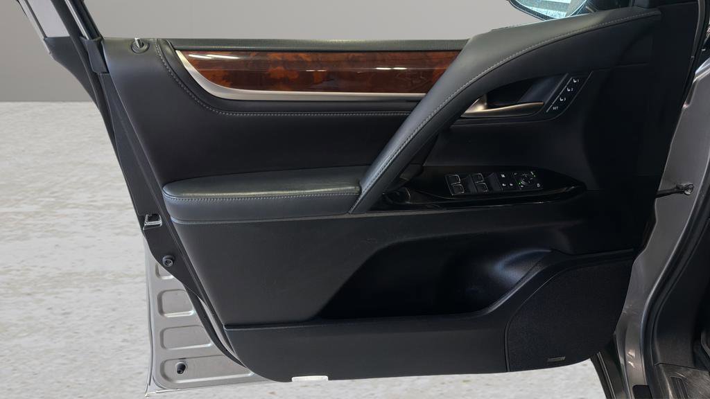 Used 2016 Lexus LX 570 4WD image 9