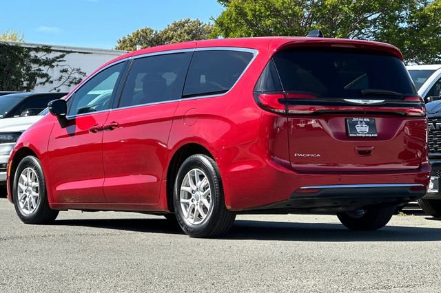 Used 2025 Chrysler Pacifica Select image 6