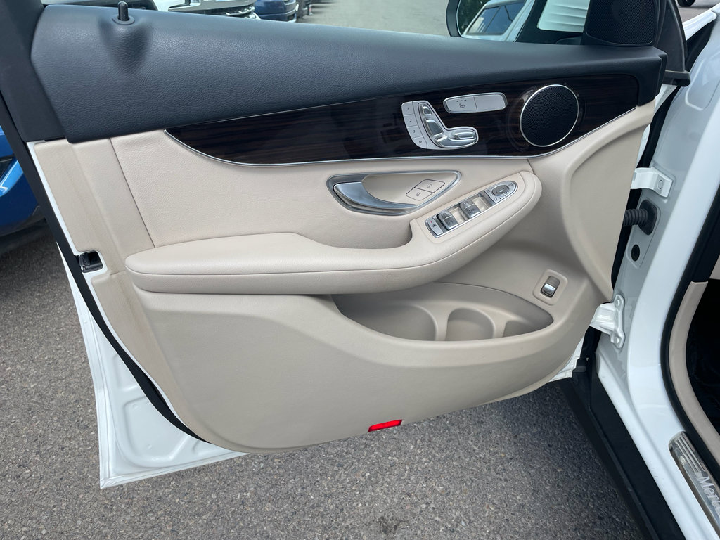 Used 2021 Mercedes-Benz GLC 300 4MATIC image 16