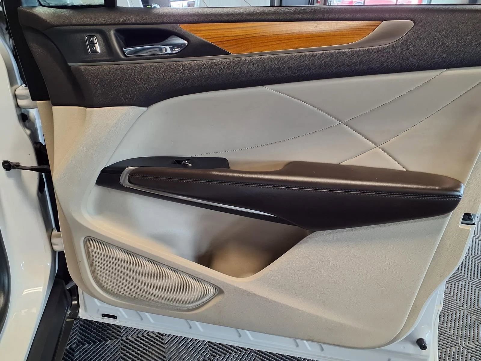 Used 2017 Lincoln MKC Select image 14