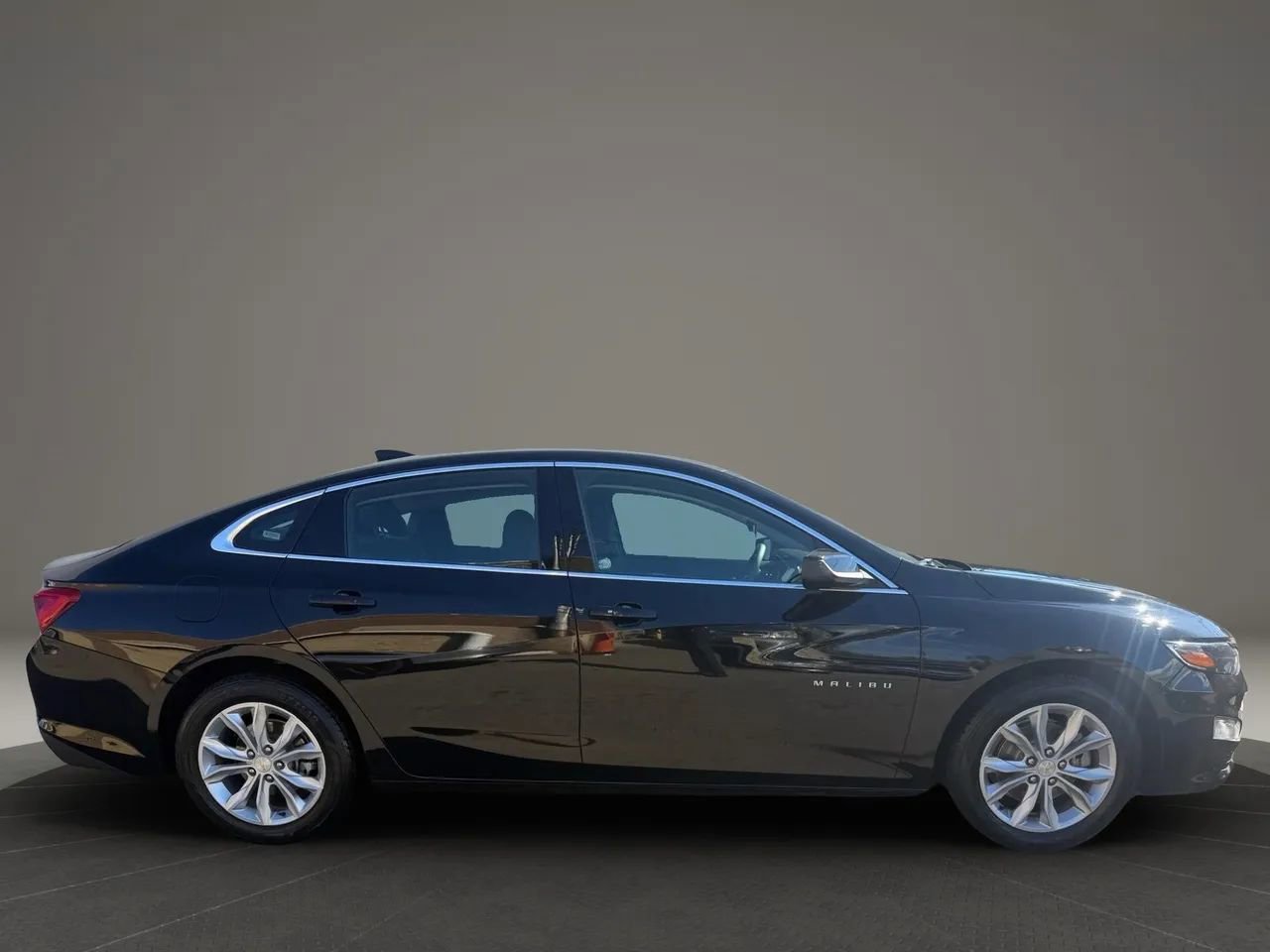 Used 2023 Chevrolet Malibu LT FWD image 4