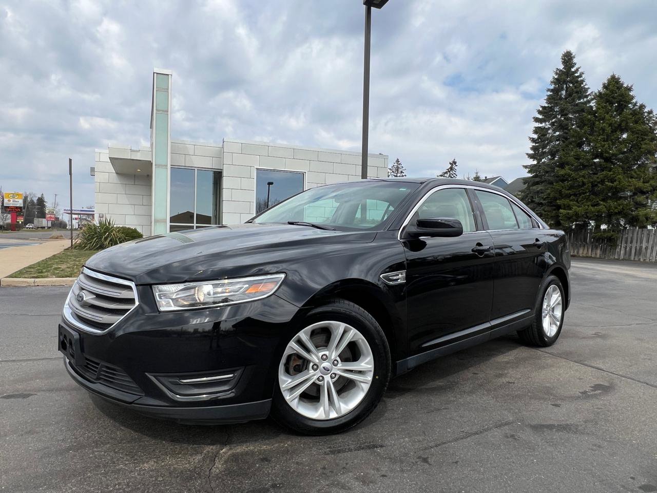 Used 2017 Ford Taurus SEL FWD image 2