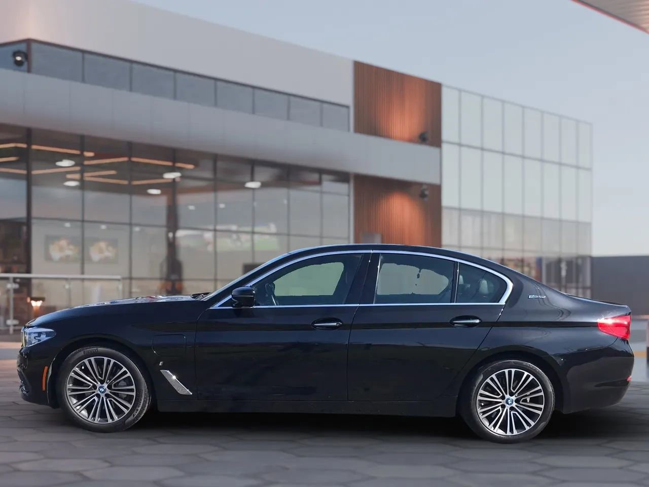 Used 2018 BMW 530e xDrive w/ Premium Package 2 AWD/4WD image 8