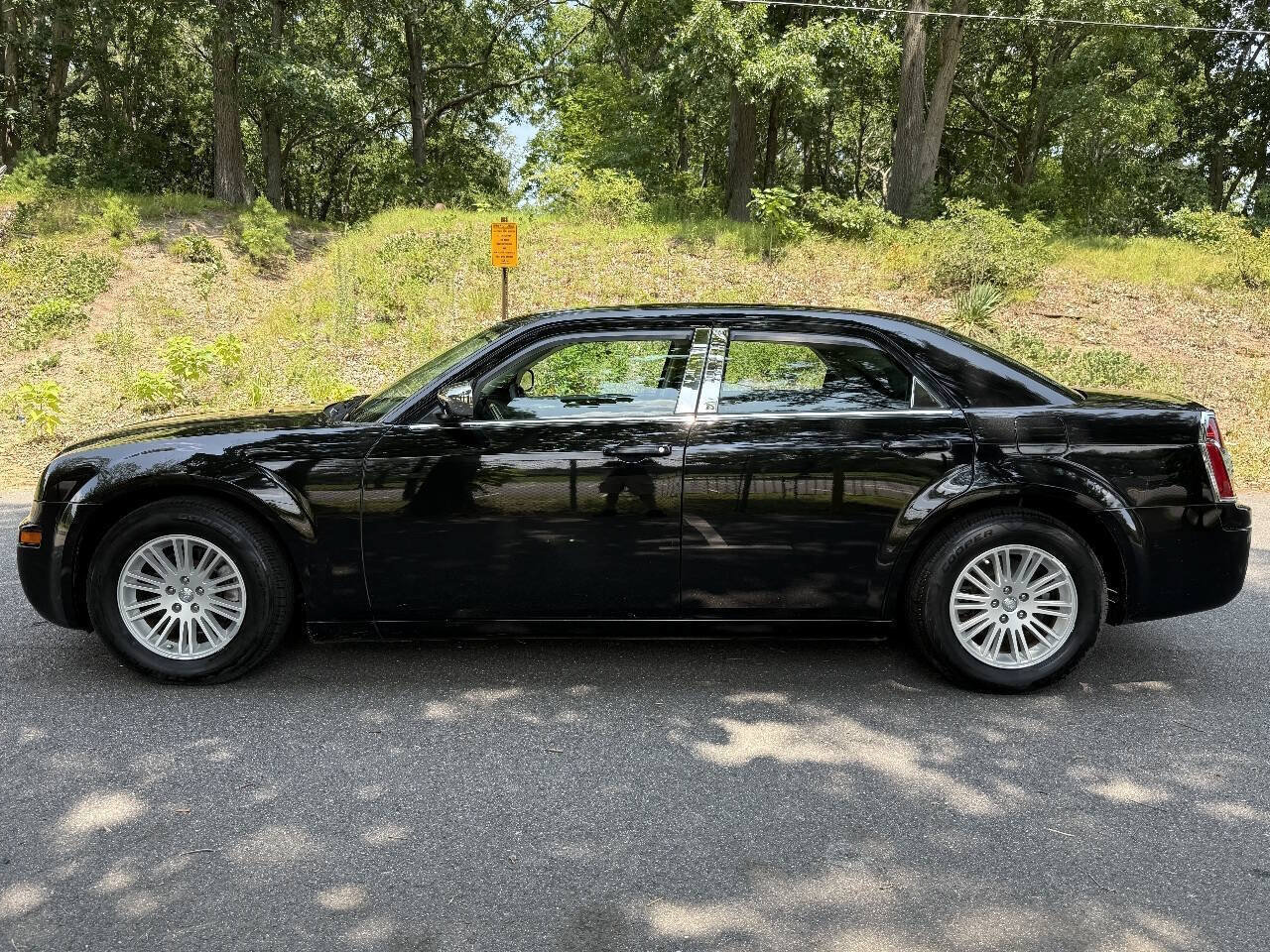 Used 2009 Chrysler 300 LX RWD image 10