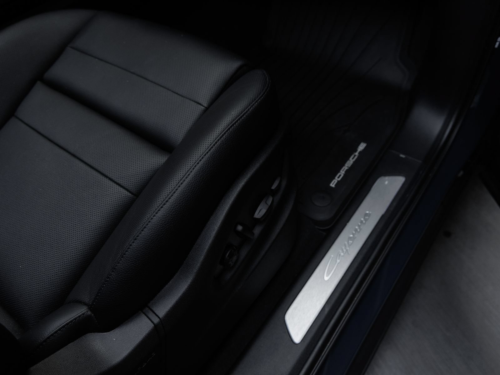 Certified 2025 Porsche Cayenne AWD/4WD image 38
