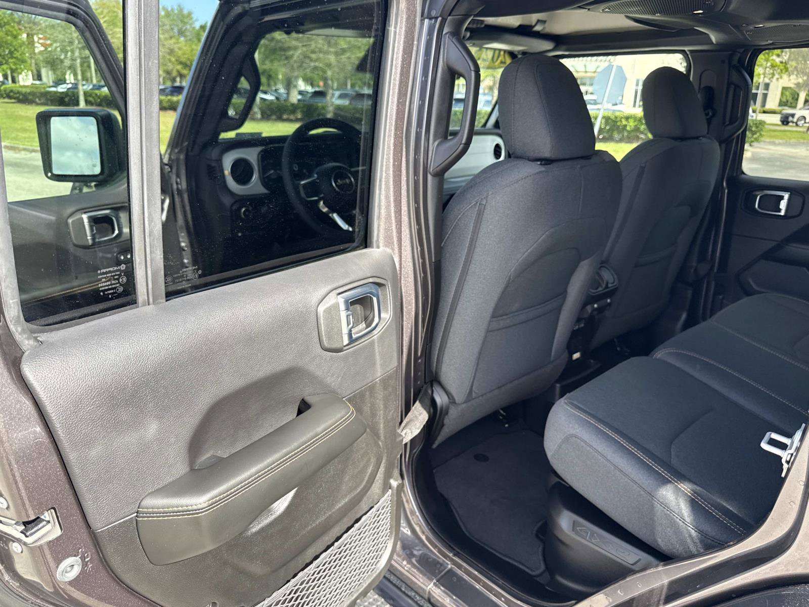 Used 2025 Jeep Wrangler Sahara image 13