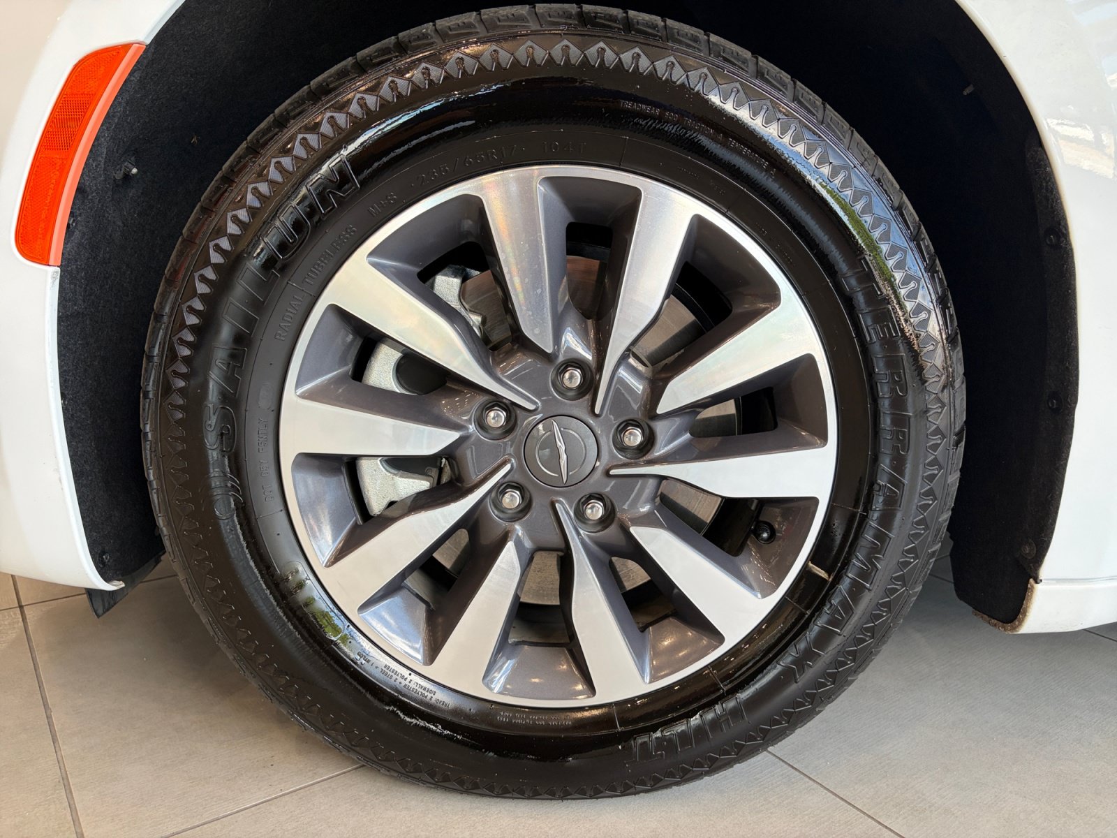 Used 2024 Chrysler Pacifica Limited FWD image 10