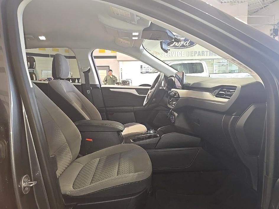 Used 2022 Ford Escape SE image 34