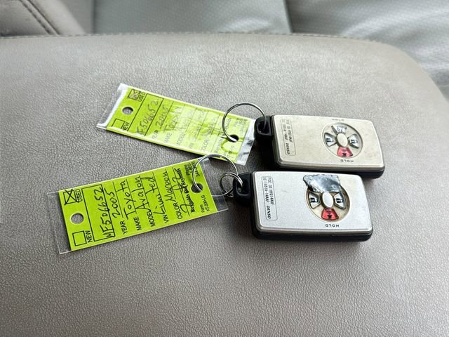 Used 2005 Toyota Avalon Limited image 33