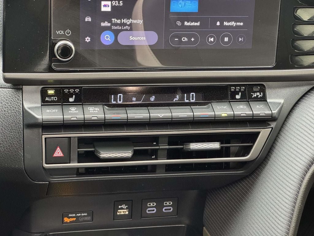 Used 2026 Toyota Camry Hybrid w/ Convenience Package FWD image 5