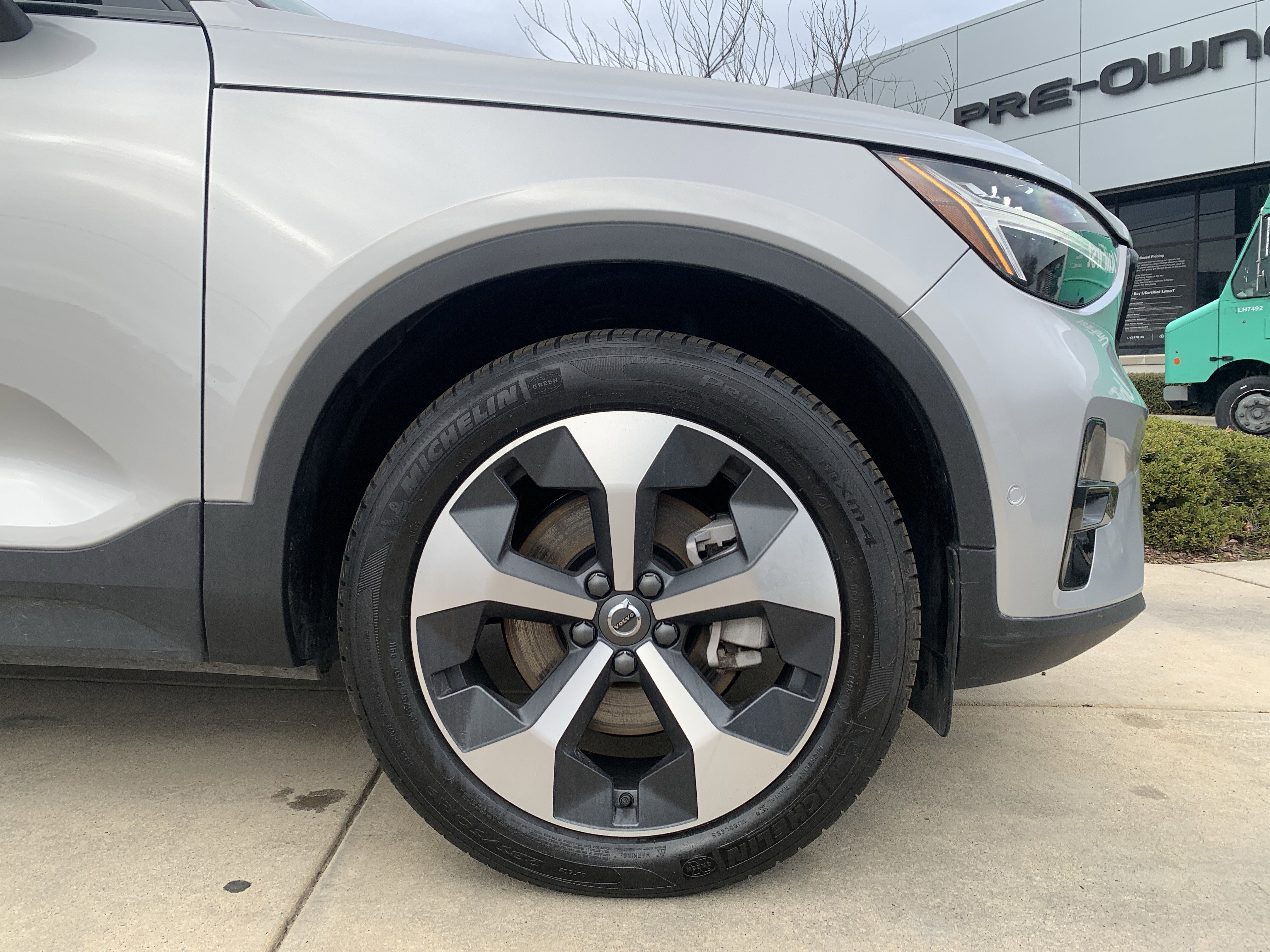 Used 2025 Volvo XC40 B5 Plus image 13