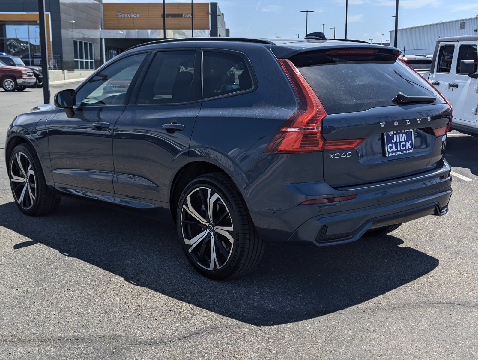 Used 2022 Volvo XC60 T8 R-Design w/ Advanced Package AWD/4WD image 4