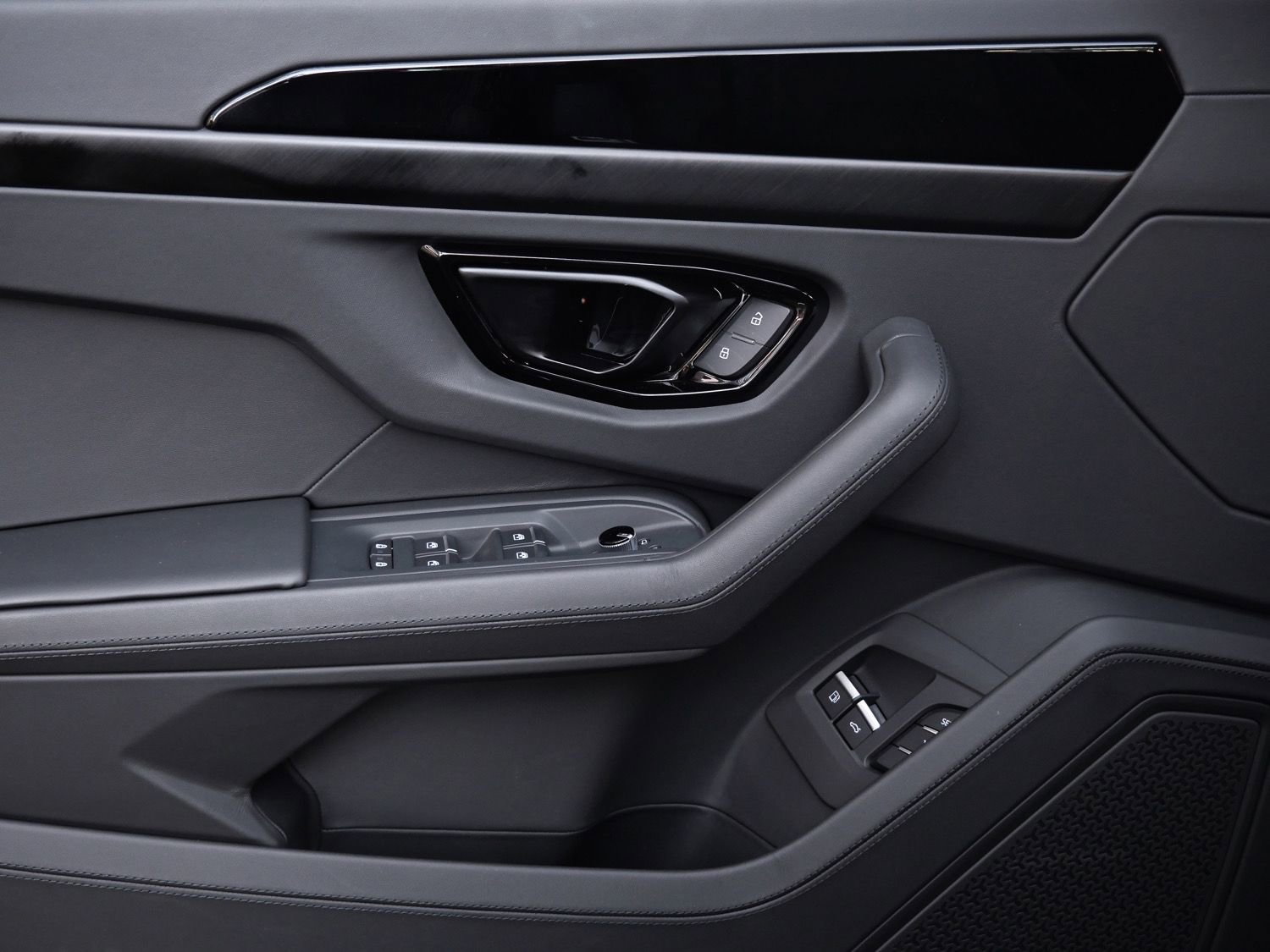 Used 2025 Lamborghini Urus SE image 16