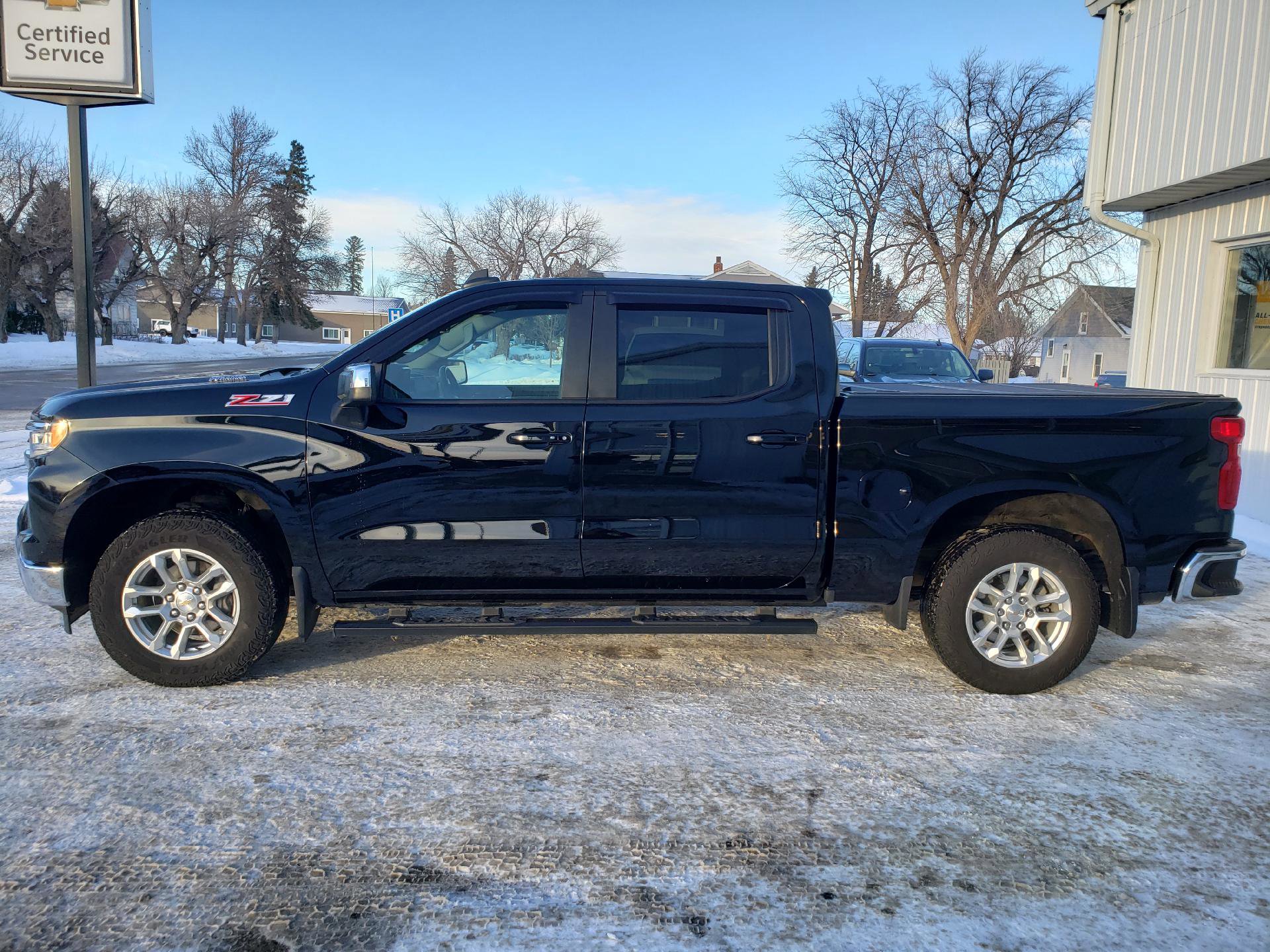 Used 2024 Chevrolet Silverado 1500 LT image 2