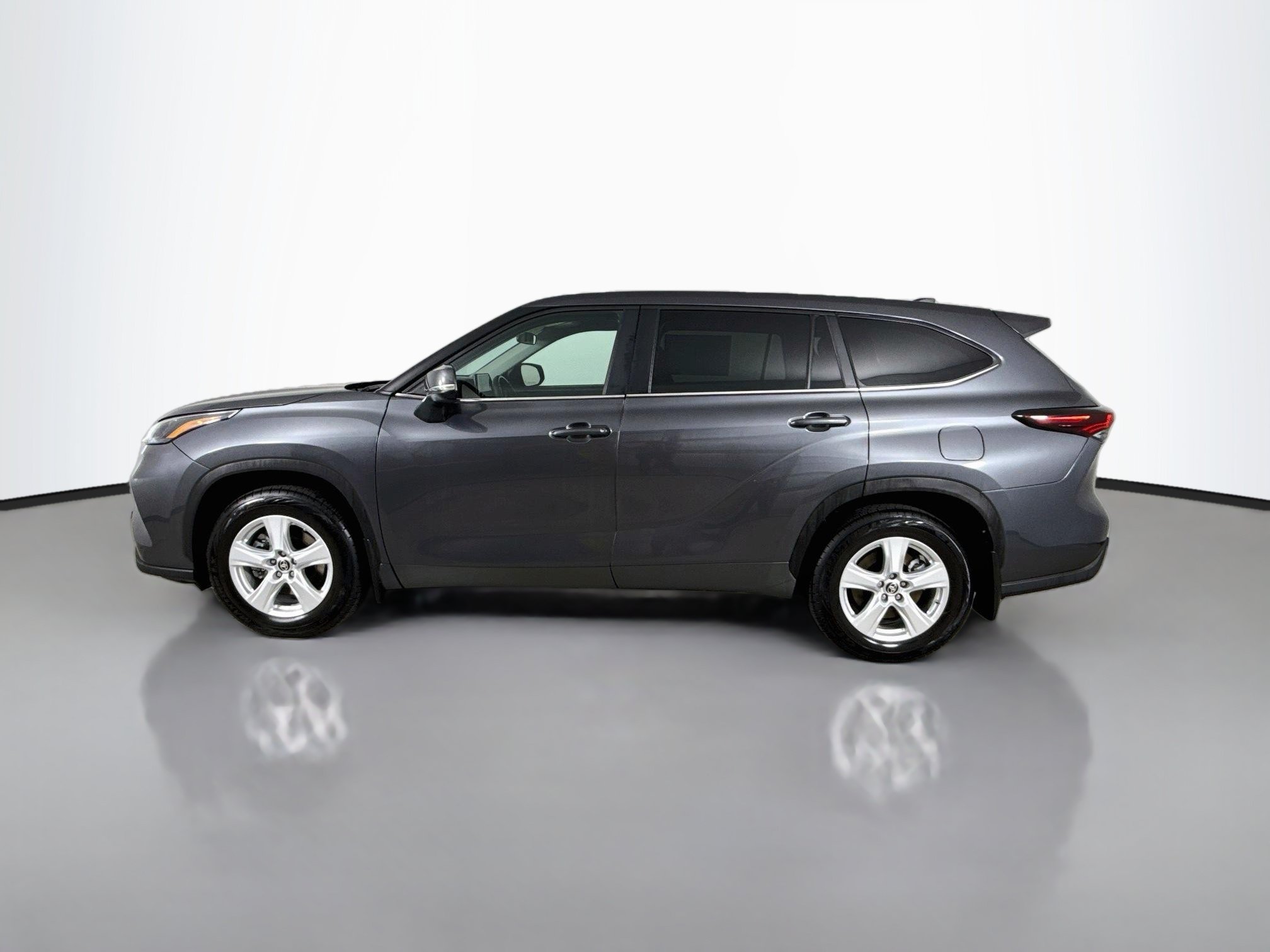 Used 2025 Toyota Highlander LE AWD/4WD image 4
