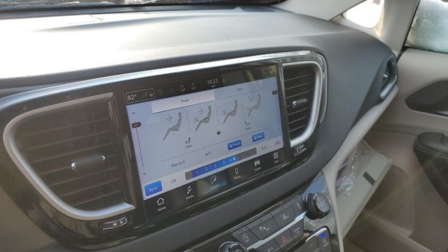 Used 2024 Chrysler Pacifica Touring-L FWD image 13