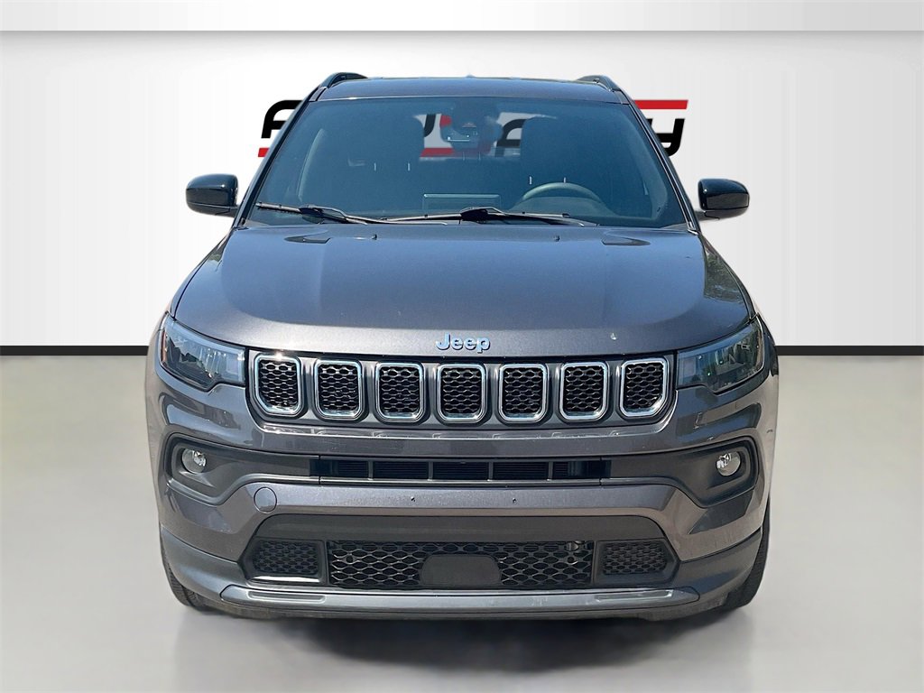 Used 2023 Jeep Compass Latitude image 2