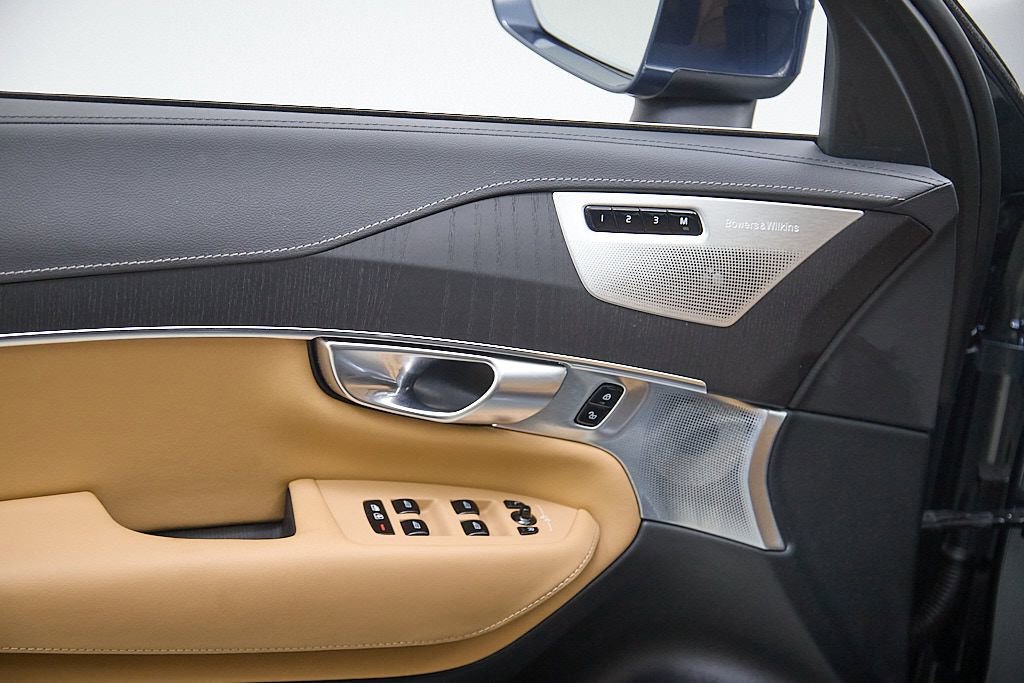Certified 2024 Volvo XC90 B6 Ultimate w/ Lounge Package image 11