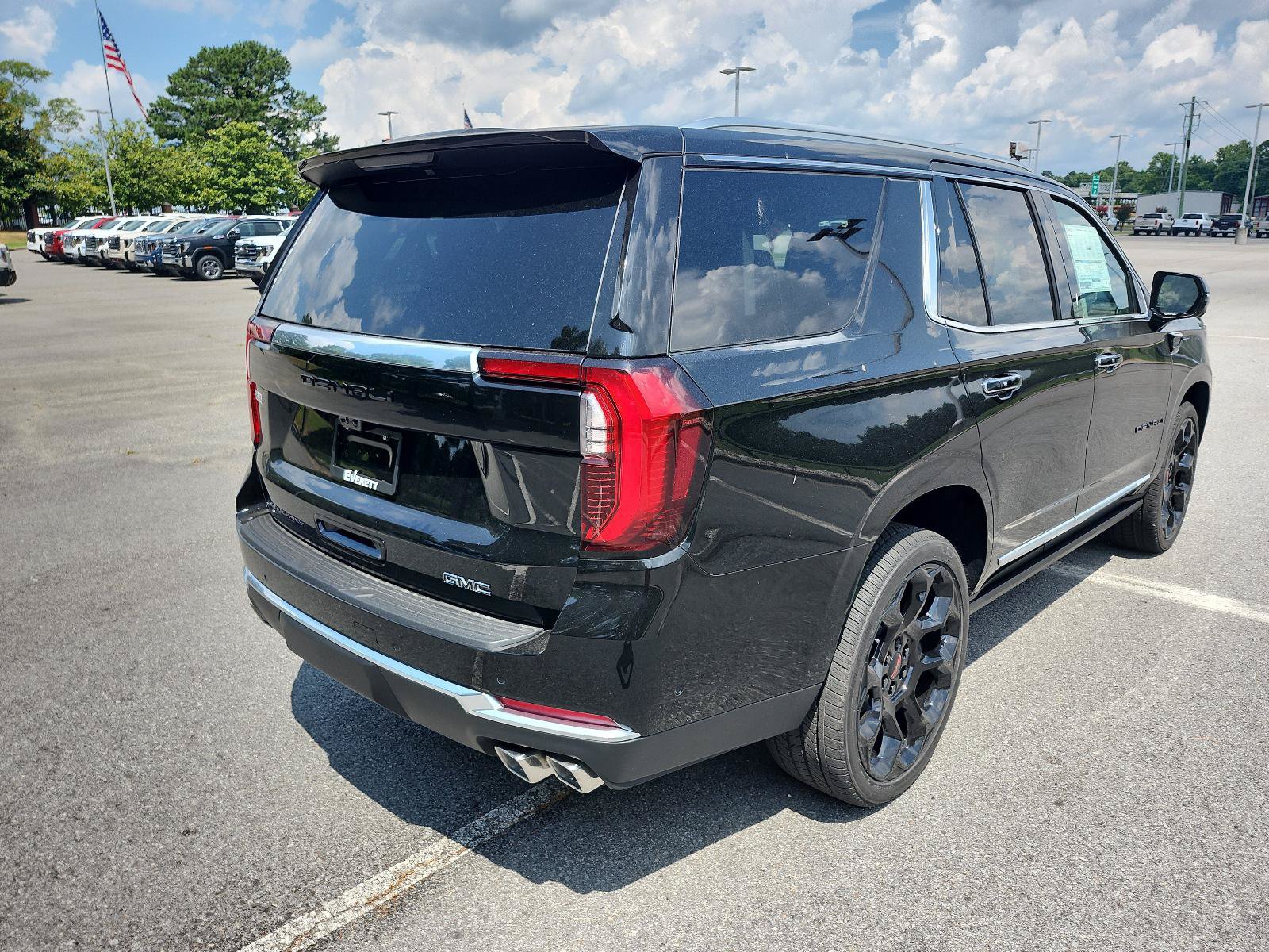 New 2026 GMC Yukon Denali w/ Denali Reserve Package AWD/4WD image 3
