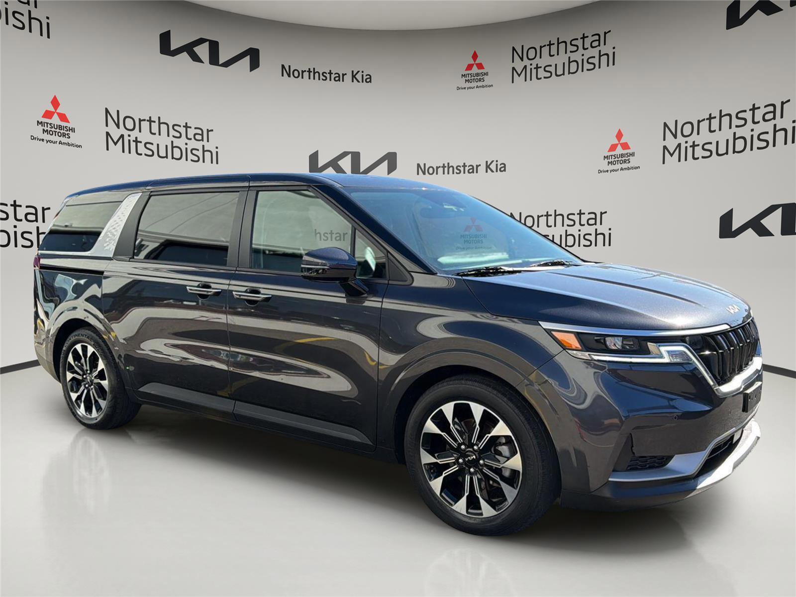 Used 2023 Kia Carnival EX FWD image 9